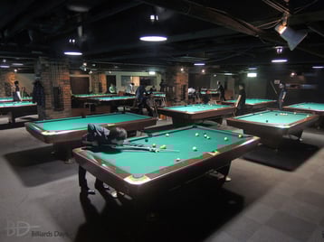 バグース六本木店。手前で撞いているのは水下広之（JPBA）