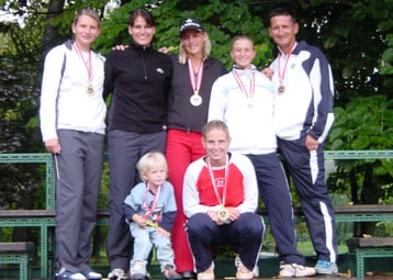 Staatsmeister 2004 stehend v.li.: E. Bahn, P. Wartusch, S. Bammer, S. Six, Coach H. Fiala, vorne v.li.: Maskottchen Tina Bammer (Tochter von Sybille), M. Walter 