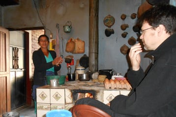 "Mama Linda" - Genaros Frau bei der Zubereitung frischer Tortillas