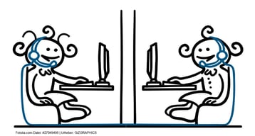 Grafik zweier Strichmännchen vor zwei PCs