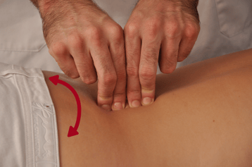 Manos de fisioterapeuta aplicando Método Pold de terapia vertebral