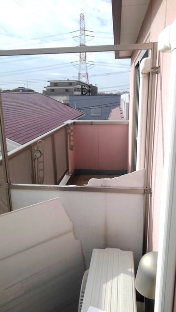 ベランダの仕切り壁修理　Before