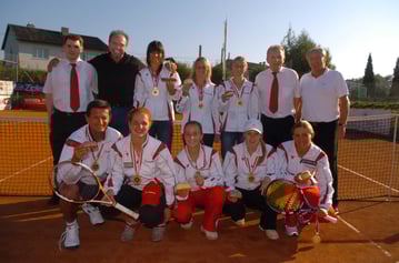 Staatsmeister 2007: (hi. v. li.) P. Augendopler jun. (Kornspitz), ATSV Obmann H. Sommer, S. Gehrlein, M. Walter, S. Six, P. Augendopler sen. (Kornspitz), OÖTV-Präsident R. Groß, (vo. v. li.) MF H. Fiala, M. Klaffner, J. Prentner, C. Forstner, S. Bammer