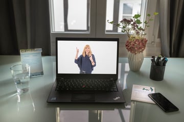 Imkes Arbeitsplatz mit Laptop und Imke in zoom