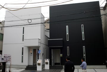 黒と白の箱の家外観