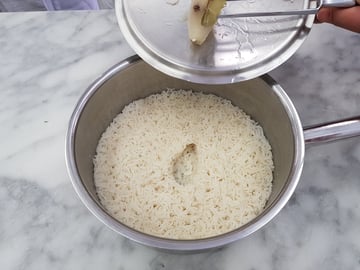 Nach der Garzeit, den gespickten Zwiebel heraus nehmen.