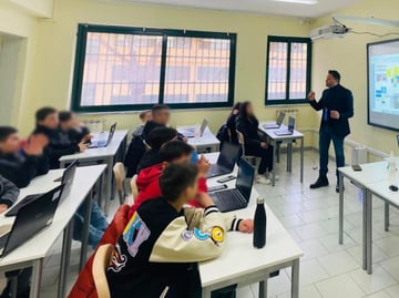 Corsi di informatica e inclusione digitale.