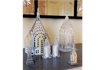 Des figurines représentant le Chrysler Building. Moi, ça me fait penser à "Nuits Blanches à Seattle".