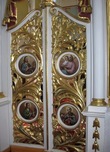 Północne wrota diakońskie prowadzące do prezbiterium w ikonostasie w cerkwi św. Dymitra Męczennika we wsi Obručne na Słowacji 