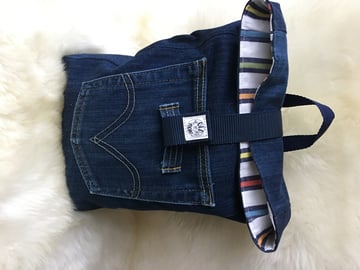 Rucksackmodell gefertigt aus einer alten Jeans. Das ist Upcycling von Old'n'new. Komm vorbei im Atelier in Greifensee und wähle aus einer Vielzahl von Ideen.