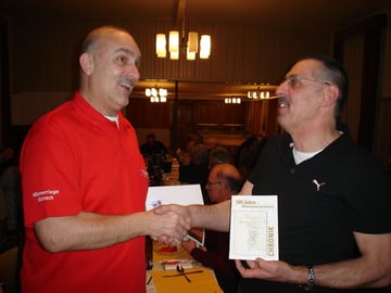 2: Roli Meile von der Chronik-Kommission übergibt Ruedi die Chronik