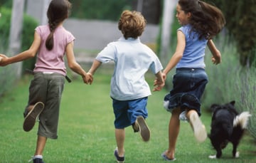 Symbolbild: Kinder mit Hund