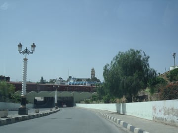 Passage sous l'ancienne gare et arrivée devant l'hôtel des impôts