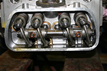 Unterm Ventildeckel kann man schön sehen, das der Motor NOS ist