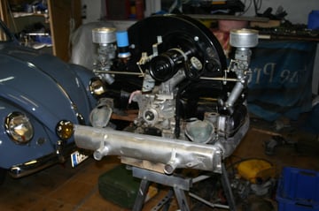 Die überholten Vergaser und die neuen Ansaugrohre passen nun auch