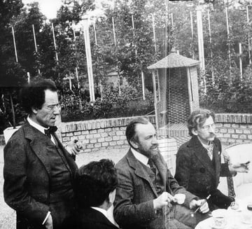 Gustav Mahler en Wien en reunión en la casa de campo del pintor Carl Moll, 1905.