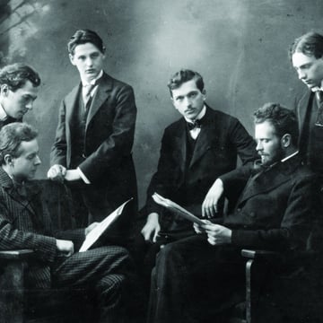 Bartók junto a Kodaly, ambos sentados.