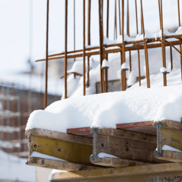 Vorgewärmter Frischbeton, welcher auf Winterbaustellen Frostschäden vorbeugt und eine ausreichend schnelle Erhärtung gewehrleistet.