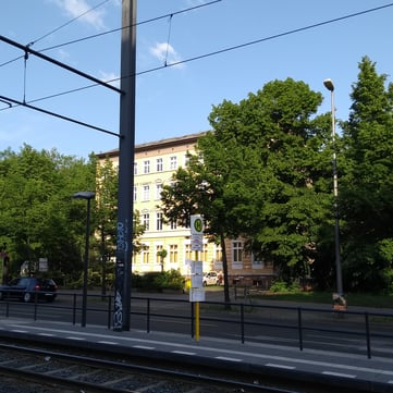 Rechtsanwälte Janke & Kloth - Außenansicht der Kanzlei von der Haltestelle Frankfurter Allee