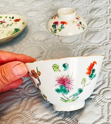 Porcelain tea cup.  Cover and plate in background / 磁器の茶碗。奥に蓋と皿が見える　Photo by Mikiko Morimura