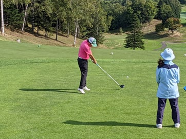 ティーショットする男性