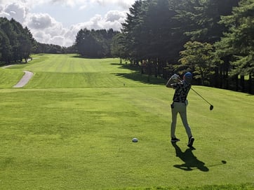 ティーショットする男性