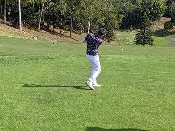 ティーショットする男性