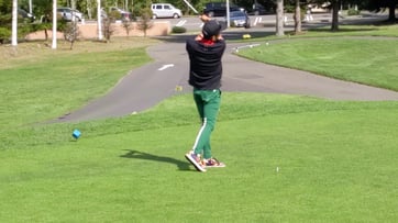 ティーショットする男性