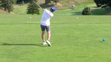 ティーショットする男性