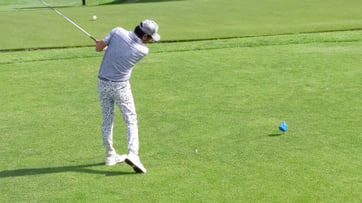 ティーショットする男性