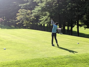 ティーショットする男性