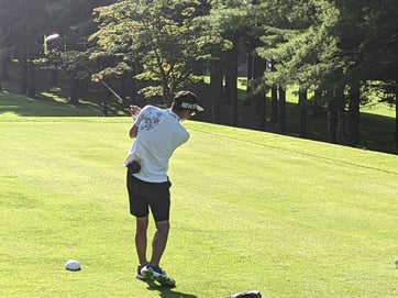 ティーショットする男性