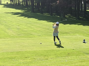 ティーショットする女性