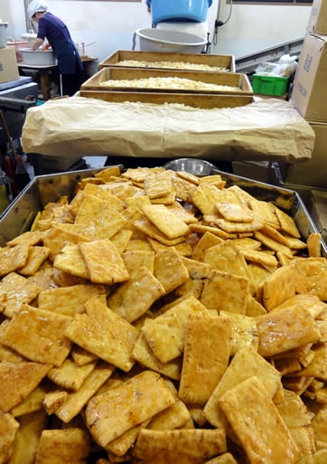 短冊型に海苔巻きをします