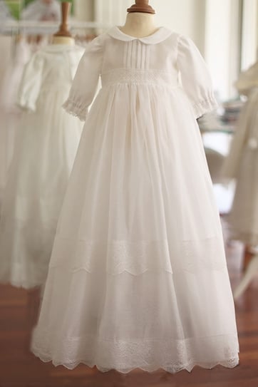 Robe baptême longue bébé unisexe voile de coton et dentelle. Création française Fil de Légende. Modèle robe de baptême Augustine. Magasin vêtements baptême bébé Paris, Neuilly-sur-Seine.