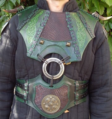 Gorgerin tribal en cuir intégrant un anneau ASB