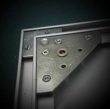 Bemalte Leinwand aufspannen - L-Profilrahmen mit Aufhänger verstärkt