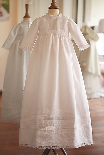 Robe baptême longue traditionnelle bébé fille ou garçon en cotonfin blanc et dentelle de Calais. Modèle robe de baptême Apolline, Fil de Légende. Magasin vêtements baptême Paris, Neuilly-sur-Seine. Expédition en France et à l'international.