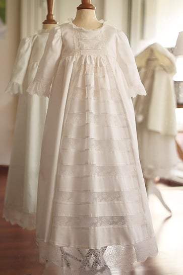 Robe longue de baptême traditionnelle bébé mixte garçon fille en coton fin blanc cassé et dentelle de Calais. Modèle robe de baptême longue Joséphine, Fil de Légende. Magasin vêtements baptême Paris, Neuilly-sur-Seine. Expédition France et international.