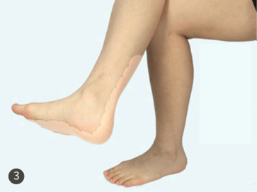 3.かかとを通りアキレス腱まで貼ります。