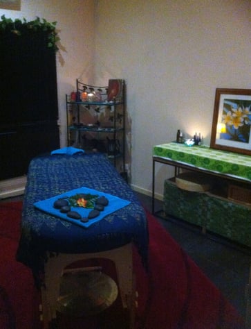 lomilomi Hawaiian massage, hot stones and sound healing space.
