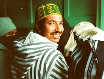 immer wieder von einer Eskorte Kinder begleitet