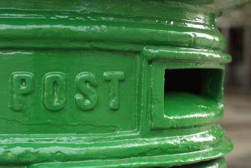 2/ Vous mettez l’enveloppe dans la boite aux lettres