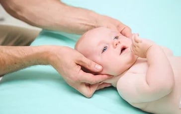 terapia craneosacral, osteopatia aplicada a bebé