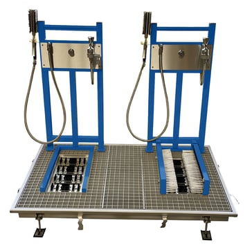 Boot and work shoe washer flush to the floor