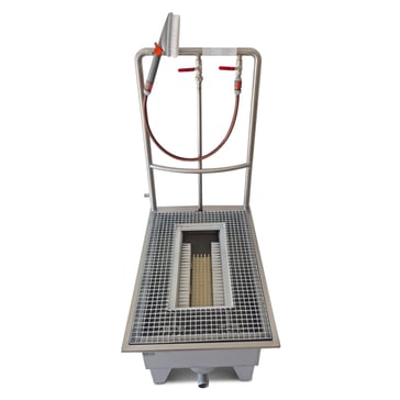 Boot washer steel flush to the floor