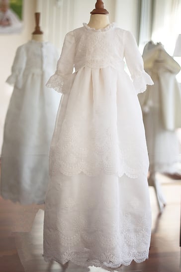 Robe de bapteme longue en mousseline de coton brodé. Modèle robe de baptême Louise créé par Fil de Légende. Magasin vêtements baptême Paris, Neuilly-sur-Seine. Expdition en France et à l'international.