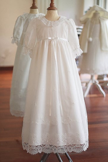 Robe baptême longue bébé fille dentelle blanche Sofia. Fait-main dans l'atelier Fil de Légende à Neuilly-sur-Seine.  Magasin baptême Paris, Ile de France. Envois dans toute la France.