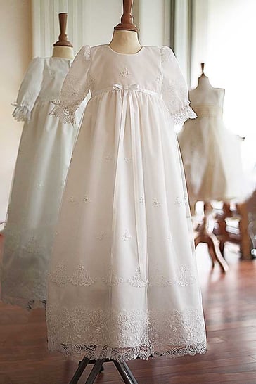 Robe longue baptême bébé fille en dentelle blanche. Fait-main France. Magasin vêtements baptême paris, Ile de France, France. Envoi dans toute la France.