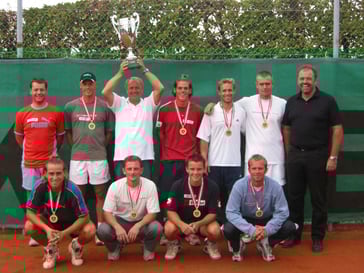 stehend v.li.: PT T. Hebenstreit, T. Holzmann, MF OÖTV-Präsident R. Groß, D. Köllerer, Z. Mlynarik, M. Mertinak, ATSV-Obmann H. Sommer vorne v.li.: M. Egger, H. Pühringer, C. Neidl, Coach J. Waber